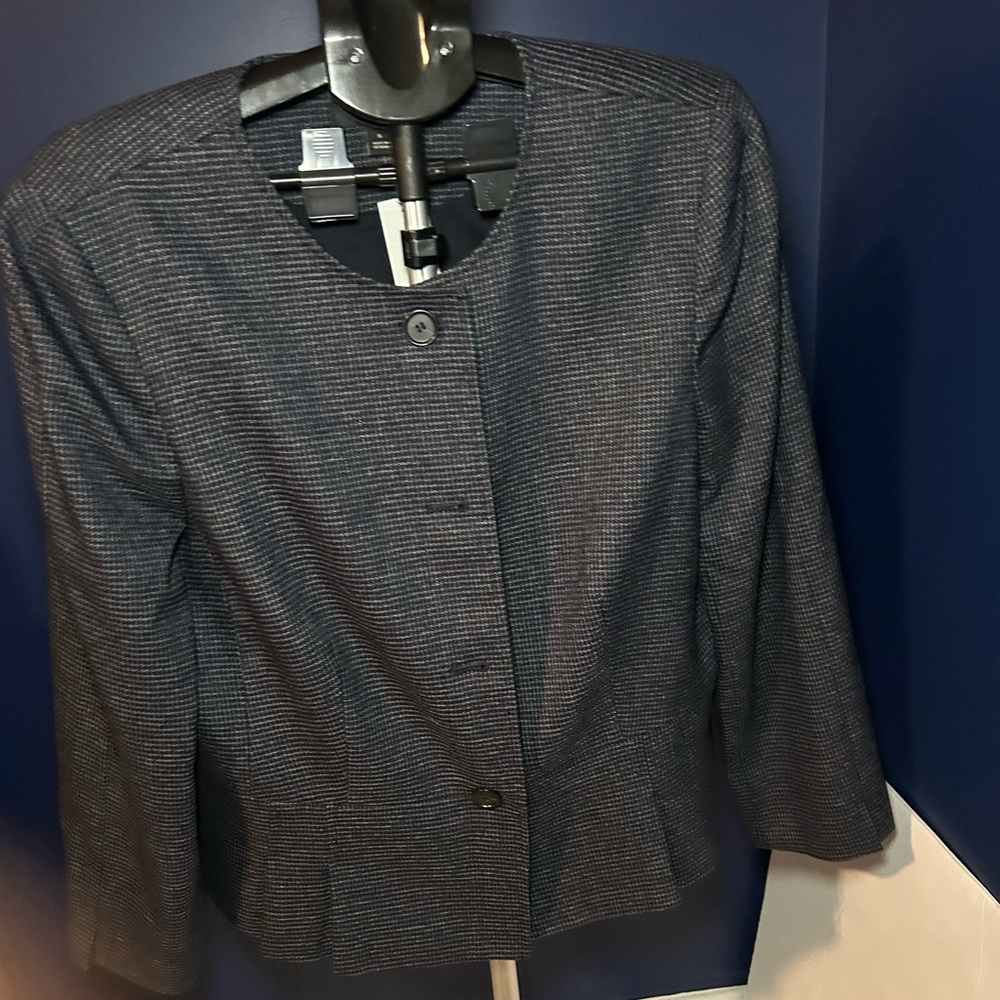 Ann Taylor navy blue blazer. NWT! Size 16